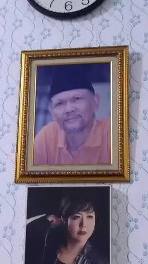 Portrait of Wingky Harun's House, Filled with Memorable Photos