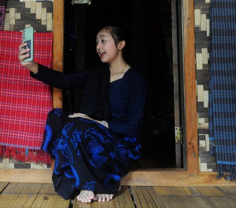 Seorang warga Baduy bernama Sarti berhasil mencuri perhatian dan viral di media sosial. Gadis cantik dari kampung Baduy Luar di kawasan Kadu Ketug 3, Leuwidamar, Lebak, Banten, itu menjadi seleb TikTok. Merdeka.com/Arie Basuki