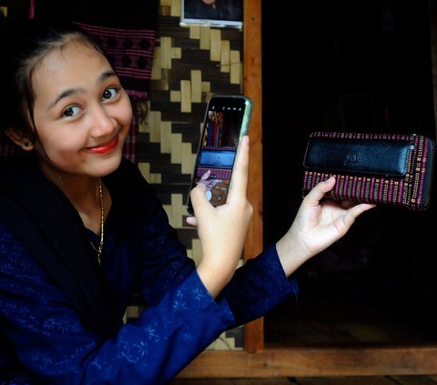 FOTO: Pesona Sarti, Gadis Cantik Baduy Luar yang Jadi Seleb TikTok dan Punya 900 Ribu Follower