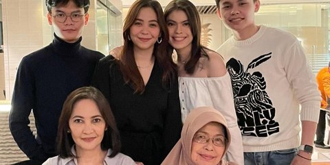 Sama-sama Cantik, Intip Deretan Foto Cut Tari Bersama Sang Ibunda yang Jarang Tersorot