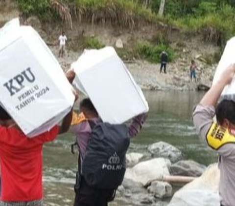 Perjuangan Bawa Logistik Pemilu di Pedalaman Maluku, Jalan Kaki 20 Km Lewati Sungai dan Hutan