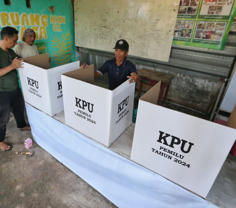 Petugas melakukan persiapan merakit bilik suara Pemilu 2024 di Tempat Pemungutan Suara (TPS) 009 di wilayah Petukangan Selatan, Jakarta , Selasa (13/2/2024). Foto: Liputan6.com / Angga Yuniar