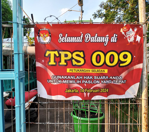 FOTO: Intip Kesibukan Persiapan TPS di Petukangan Selatan Jelang Pencoblosan