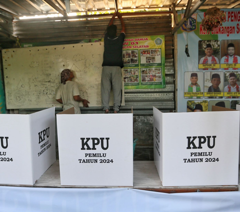 FOTO: Intip Kesibukan Persiapan TPS di Petukangan Selatan Jelang Pencoblosan