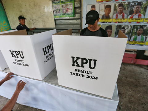 FOTO: Intip Kesibukan Persiapan TPS di Petukangan Selatan Jelang Pencoblosan