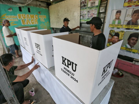 FOTO: Intip Kesibukan Persiapan TPS di Petukangan Selatan Jelang Pencoblosan