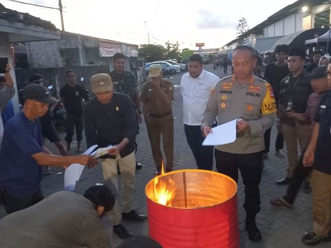 KPU Makassar Bakar 207.372 Lembar Surat Suara Tak Layak