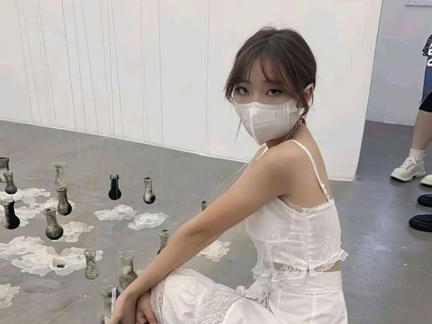 Always Looking Sexy and Mysterious with a Mask, the Original Face of this Beautiful Celebgram Makes Netizens Shocked