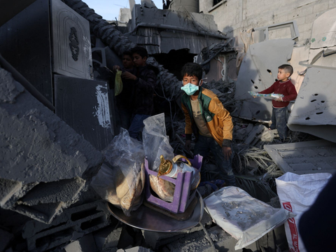 FOTO: Kondisi Rafah di Gaza Selatan usai Serangan Udara Militer Israel, Belasan Bangunan Hancur hingga Ratusan Warga Sipil Jadi Korban