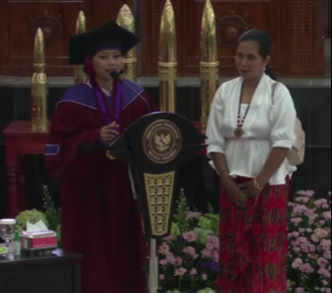 Kisah mengharukan datang dari Universitas Pertahanan (Unhan) saat Sidang Senat Terbuka Wisuda 573 orang Mahasiswa pada Senin (12/2) di Unhan RI, Bogor, Jawa Barat.