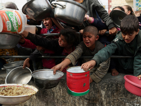 FOTO: Semakin Memprihatinkan, Pengungsi Palestina di Rafah Kelaparan Rebutan Antre Makanan Setelah Serangan Udara Israel