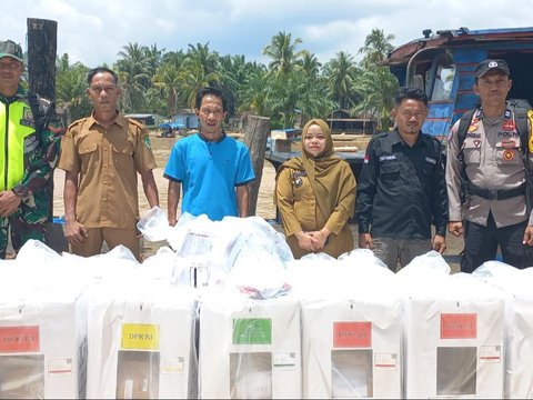 Perjuangan Polisi & PPK Rohil Bawa Logistik Pemilu 7 Jam Lewat Jalur Darat dan Laut