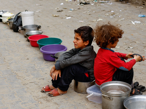 FOTO: Semakin Memprihatinkan, Pengungsi Palestina di Rafah Kelaparan Rebutan Antre Makanan Setelah Serangan Udara Israel