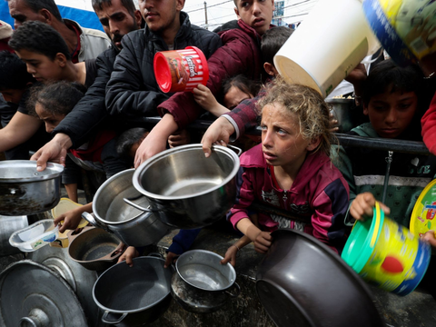 FOTO: Semakin Memprihatinkan, Pengungsi Palestina di Rafah Kelaparan Rebutan Antre Makanan Setelah Serangan Udara Israel