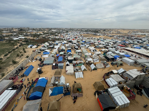 FOTO: Semakin Memprihatinkan, Pengungsi Palestina di Rafah Kelaparan Rebutan Antre Makanan Setelah Serangan Udara Israel