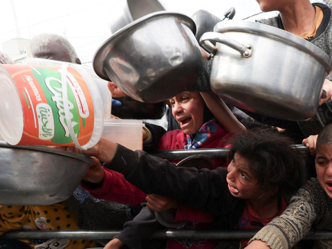 FOTO: Semakin Memprihatinkan, Pengungsi Palestina di Rafah Kelaparan Rebutan Antre Makanan Setelah Serangan Udara Israel