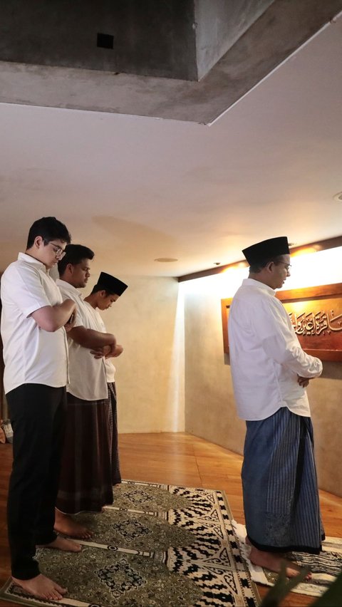 Anies Salat Subuh Berjemaah Bersama Keluarga Sebelum Mencoblos di TPS Lebak Bulus<br>