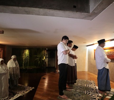 Anies Salat Subuh Berjamaah Bersama Keluarga Sebelum Mencoblos di TPS Lebak Bulus