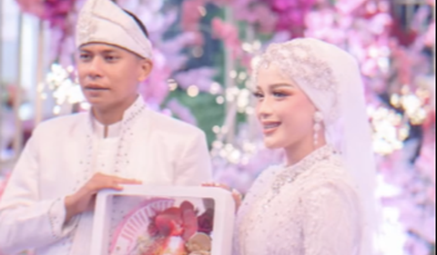 Dalam pelaksanaan resepsi pernikahannya juga menggelar momen sakral tradisi TNI sangkur pora. <br>
