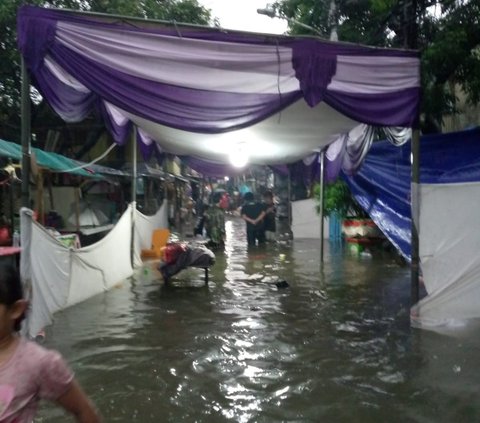 Update Banjir Jakarta: 7 RT dan 21 Ruas Jalan Terendam