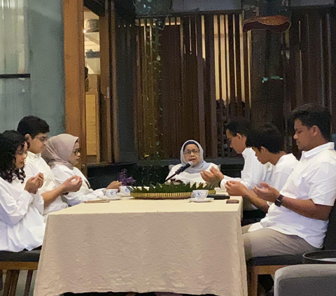 Anies's Moment of Bowing to His Mother Before Voting at the Polling Station