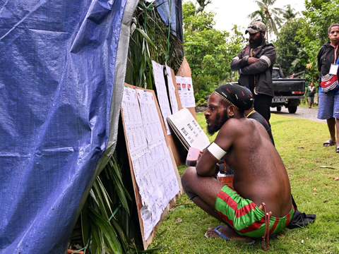 FOTO: Suasana Pemilu Bernuansa Alam di Papua, TPS dari Daun Kelapa Bikin Adem Para Calon Pemilih