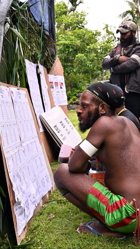 FOTO: Suasana Pemilu Bernuansa Alam di Papua, TPS dari Daun Kelapa Bikin Adem Para Calon Pemilih