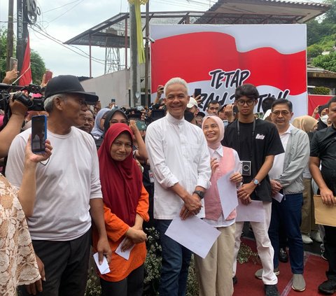 Ganjar Bersama Anak dan Istri Nyoblos di TPS 11 Lempongsari Semarang, Ditemani Ketua TPN