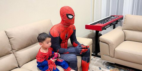 Potret Rizky Billar Ngasuh Baby L, Penampilannya Berubah jadi Spiderman Disorot