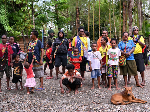 FOTO: Suasana Pemilu Bernuansa Alam di Papua, TPS dari Daun Kelapa Bikin Adem Para Calon Pemilih