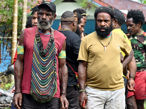 FOTO: Suasana Pemilu Bernuansa Alam di Papua, TPS dari Daun Kelapa Bikin Adem Para Calon Pemilih