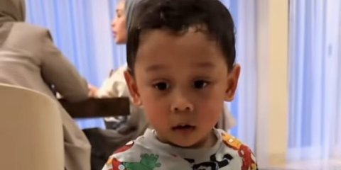 Potret Rizky Billar Ngasuh Baby L, Penampilannya Berubah jadi Spiderman Disorot