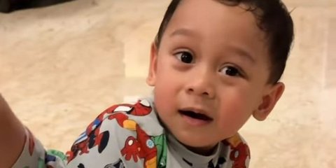 Potret Rizky Billar Ngasuh Baby L, Penampilannya Berubah jadi Spiderman Disorot