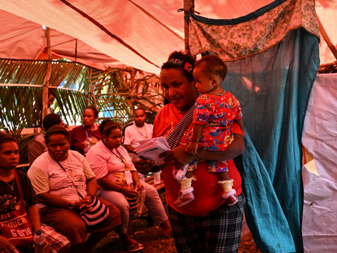 FOTO: Suasana Pemilu Bernuansa Alam di Papua, TPS dari Daun Kelapa Bikin Adem Para Calon Pemilih