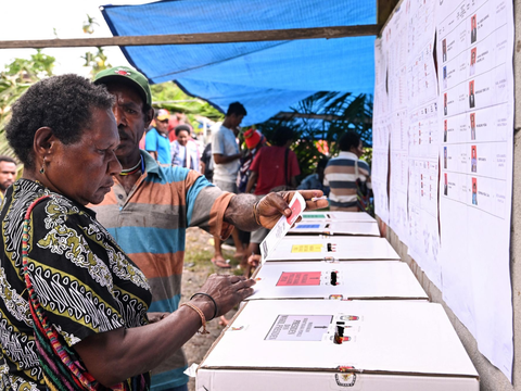 FOTO: Suasana Pemilu Bernuansa Alam di Papua, TPS dari Daun Kelapa Bikin Adem Para Calon Pemilih