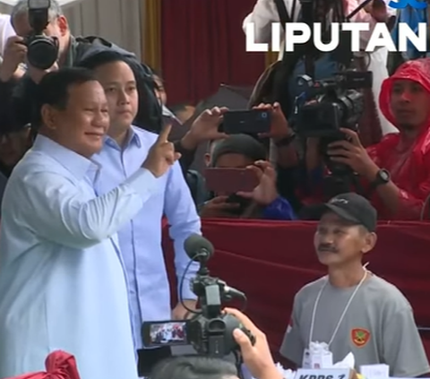 Rain Brings Blessings, Prabowo Subianto Comes Alone to the Polling Station