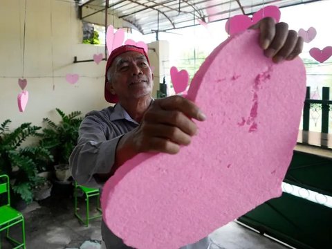 Different from the Others, Gibran's Voting Place Dominated by Pink Color