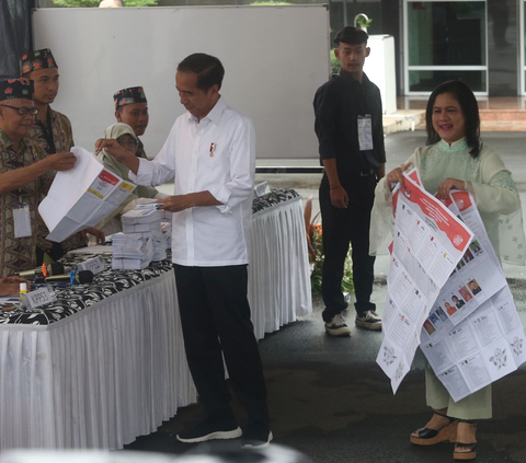 FOTO: Nyoblos di TPS 10, Outfit Jokowi Tampil Putih Hitam dan Iriana Anggun dengan Kebaya Hijau Muda