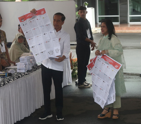 FOTO: Nyoblos di TPS 10, Outfit Jokowi Tampil Putih Hitam dan Iriana Anggun dengan Kebaya Hijau Muda