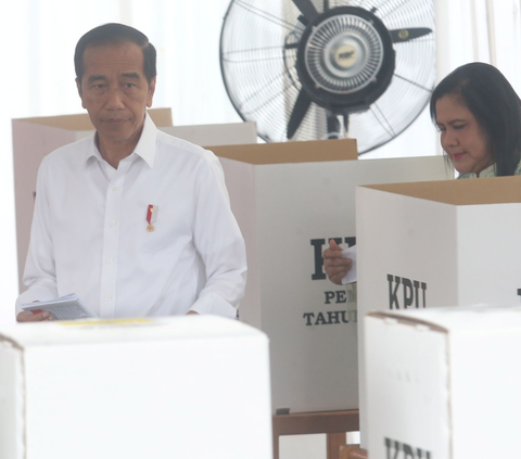 FOTO: Nyoblos di TPS 10, Outfit Jokowi Tampil Putih Hitam dan Iriana Anggun dengan Kebaya Hijau Muda