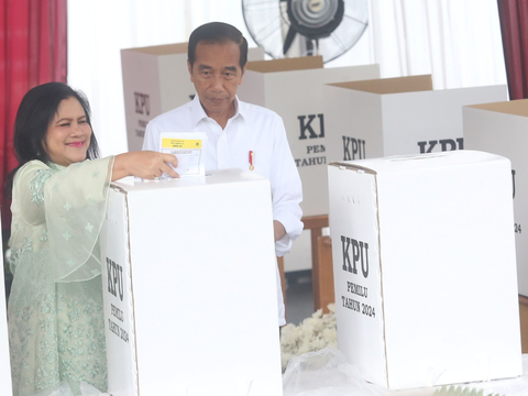 FOTO: Nyoblos di TPS 10, Outfit Jokowi Tampil Putih Hitam dan Iriana Anggun dengan Kebaya Hijau Muda