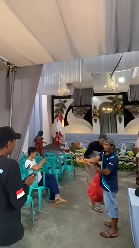 Totality! Polling stations in Lamongan are decorated like a wedding ceremony.
