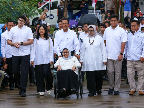 Portrait of Anies Baswedan and Family Wearing White Clothing to the Voting Station