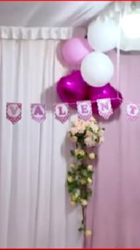 TPS itu didekorasi dengan nuansa perpaduan warna pink dan putih, hiasan bunga, balon, serta kalimat bertuliskan “happy valentine”.