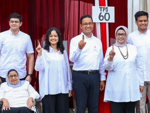Portrait of Anies Baswedan and Family Wearing White Clothing to the Voting Station