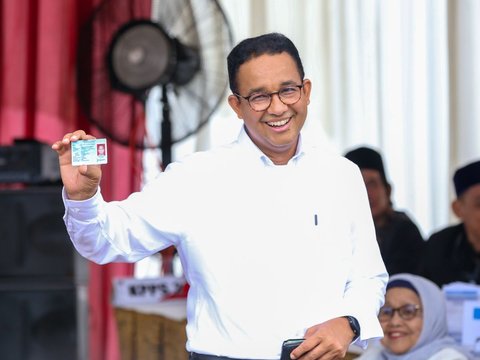 Portrait of Anies Baswedan and Family Wearing White Clothing to the Voting Station