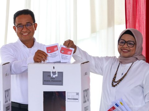 Portrait of Anies Baswedan and Family Wearing White Clothing to the Voting Station