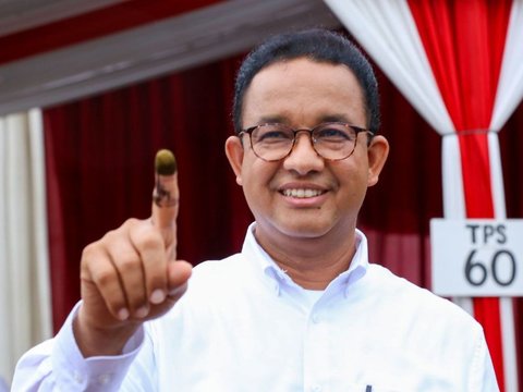 Portrait of Anies Baswedan and Family Wearing White Clothing to the Voting Station