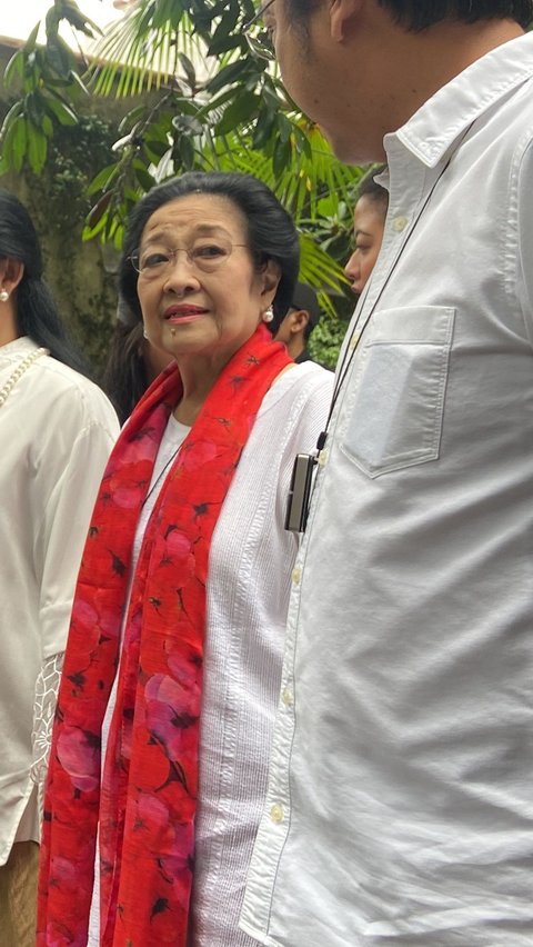 Momen Megawati Berselendang Merah Jalan Kaki Bareng Puan Maharani ke TPS Kebagusan