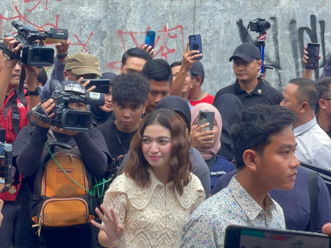 Shining Appearance of Selvi Ananda When Voting Together with Gibran in Solo Attracts Attention
